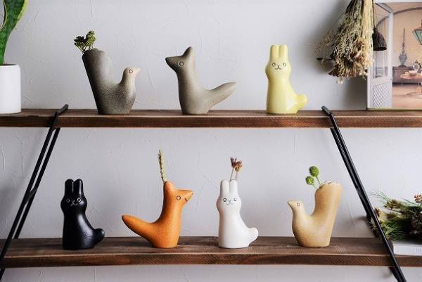 瞳に映りこむ毎にほっこり。ここでしか手に入らない、鹿児島睦さんのフラワーベースをお部屋に飾ろう。[PR]