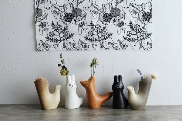 瞳に映りこむ毎にほっこり。ここでしか手に入らない、鹿児島睦さんのフラワーベースをお部屋に飾ろう。[PR]