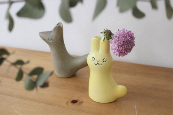 瞳に映りこむ毎にほっこり。ここでしか手に入らない、鹿児島睦さんのフラワーベースをお部屋に飾ろう。[PR]