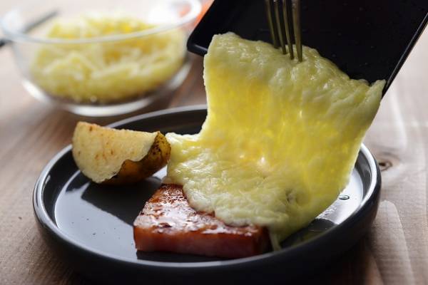 とろ〜りチーズにまみれたい!?　魅惑の「ラクレット」を家で楽しむ方法