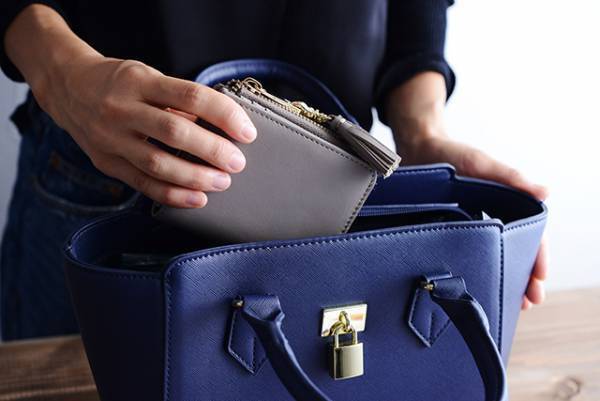 学校行事や冠婚葬祭、旅行まで！ 華奢なバックに入るミニウォレットが大活躍