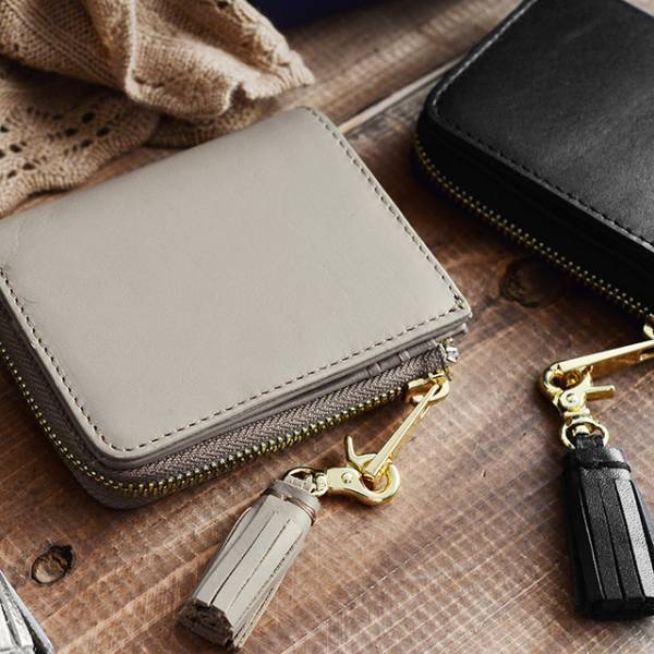 学校行事や冠婚葬祭、旅行まで！ 華奢なバックに入るミニウォレットが大活躍