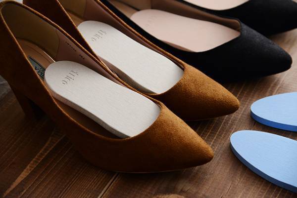 気になる靴のニオイをなかったことに！珪藻土パワーで毎日のシューズケアを。[PR]