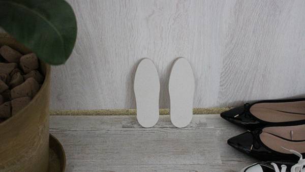 気になる靴のニオイをなかったことに！珪藻土パワーで毎日のシューズケアを。[PR]