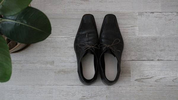 気になる靴のニオイをなかったことに！珪藻土パワーで毎日のシューズケアを。[PR]