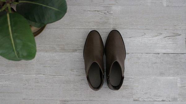 気になる靴のニオイをなかったことに！珪藻土パワーで毎日のシューズケアを。[PR]