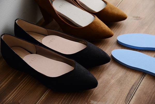 気になる靴のニオイをなかったことに！珪藻土パワーで毎日のシューズケアを。[PR]