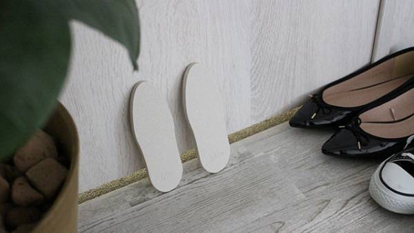 気になる靴のニオイをなかったことに！珪藻土パワーで毎日のシューズケアを。[PR]