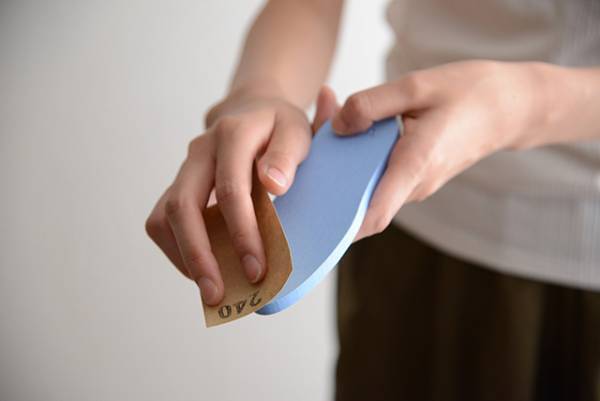 気になる靴のニオイをなかったことに！珪藻土パワーで毎日のシューズケアを。[PR]