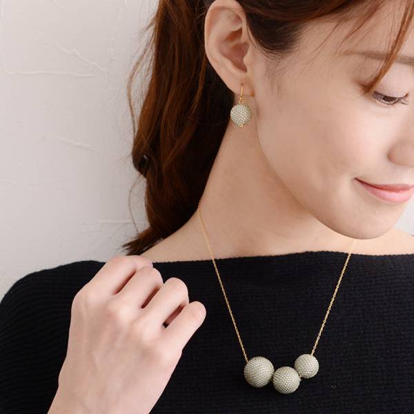 秋冬ファッション楽しんでる？ビーズアクセサリーでいつものコーデに華やぎをプラス。[PR]