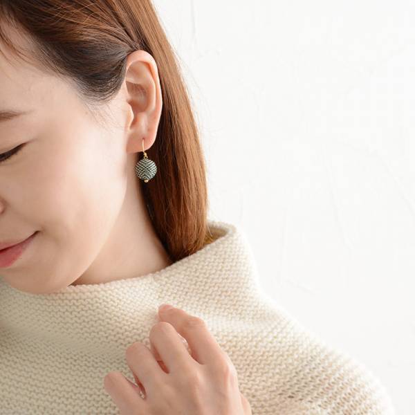 秋冬ファッション楽しんでる？ビーズアクセサリーでいつものコーデに華やぎをプラス。[PR]