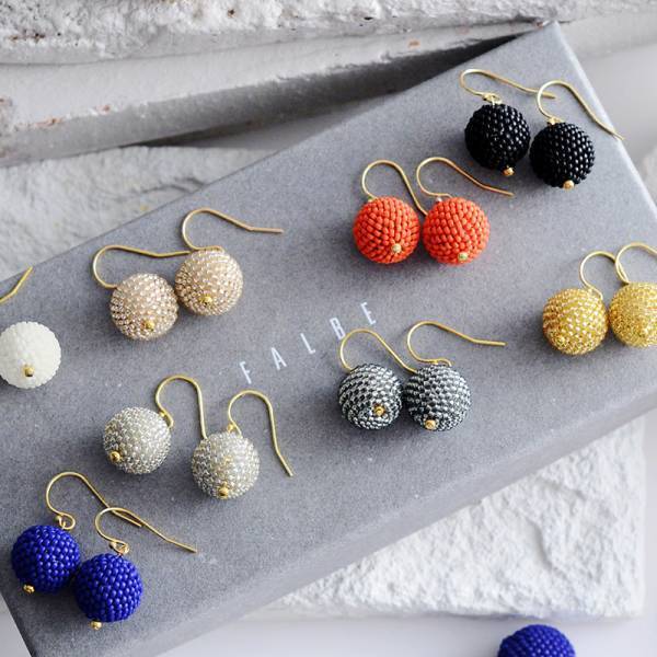 秋冬ファッション楽しんでる？ビーズアクセサリーでいつものコーデに華やぎをプラス。[PR]