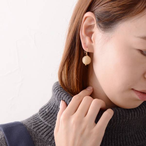 秋冬ファッション楽しんでる？ビーズアクセサリーでいつものコーデに華やぎをプラス。[PR]