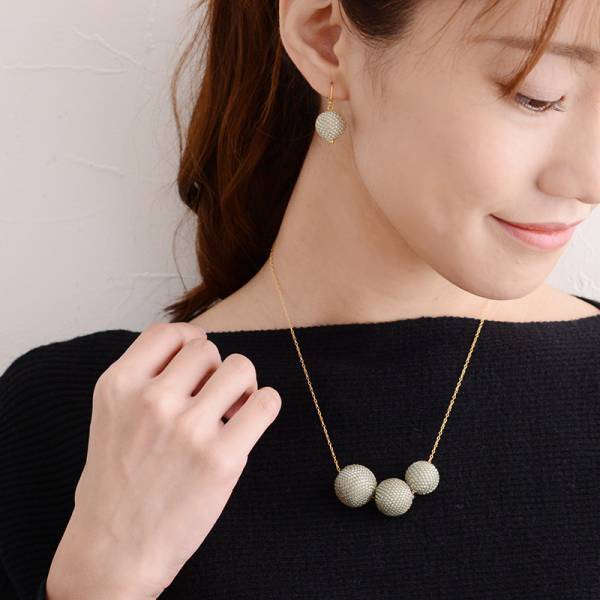 秋冬ファッション楽しんでる？ビーズアクセサリーでいつものコーデに華やぎをプラス。[PR]