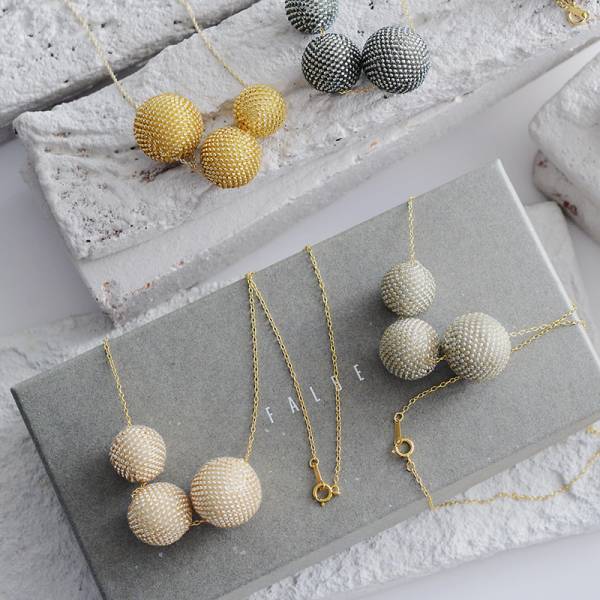 秋冬ファッション楽しんでる？ビーズアクセサリーでいつものコーデに華やぎをプラス。[PR]