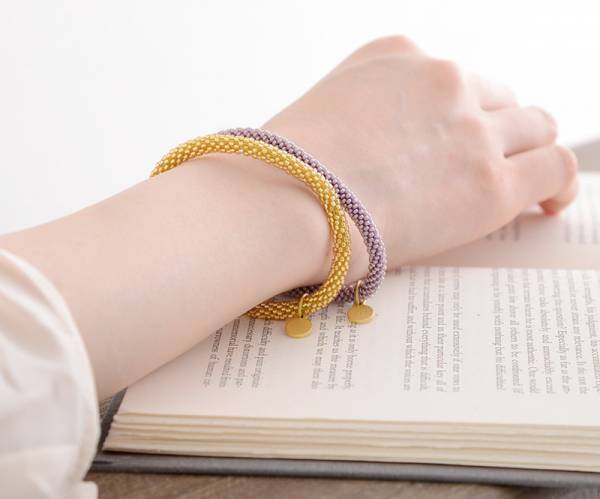 秋冬ファッション楽しんでる？ビーズアクセサリーでいつものコーデに華やぎをプラス。[PR]