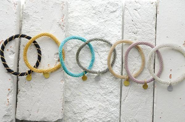 秋冬ファッション楽しんでる？ビーズアクセサリーでいつものコーデに華やぎをプラス。[PR]