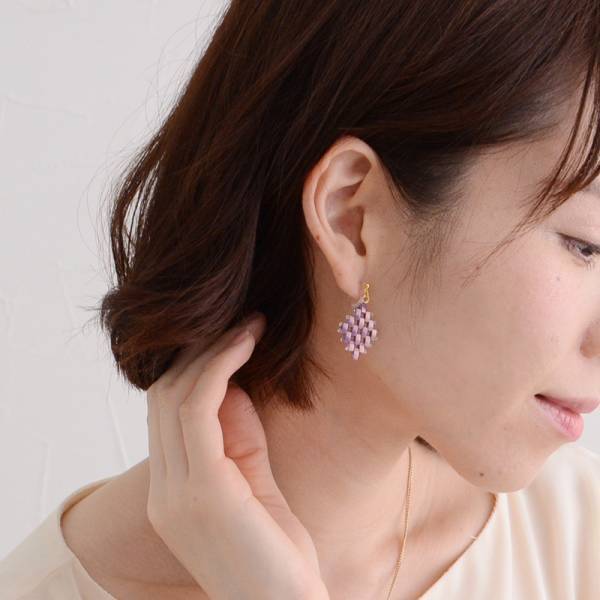 秋冬ファッション楽しんでる？ビーズアクセサリーでいつものコーデに華やぎをプラス。[PR]