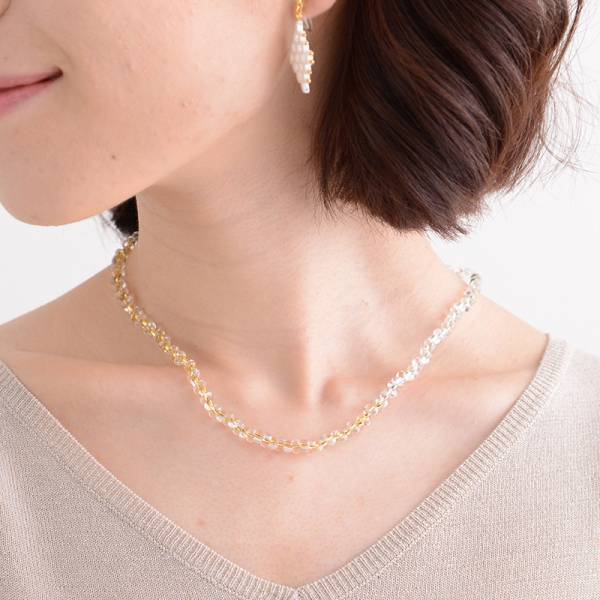 秋冬ファッション楽しんでる？ビーズアクセサリーでいつものコーデに華やぎをプラス。[PR]