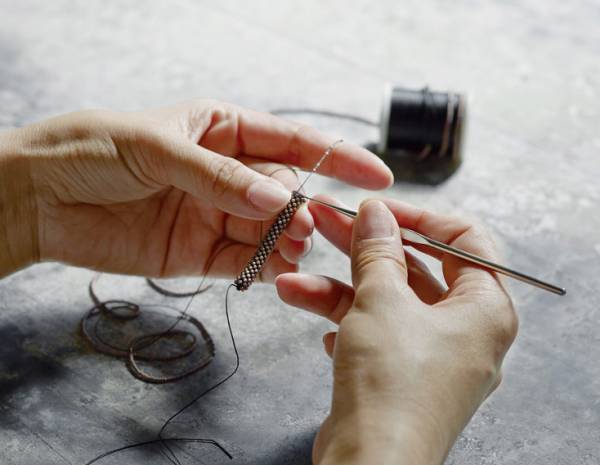 秋冬ファッション楽しんでる？ビーズアクセサリーでいつものコーデに華やぎをプラス。[PR]