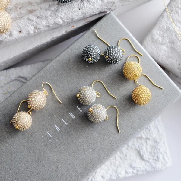 秋冬ファッション楽しんでる？ビーズアクセサリーでいつものコーデに華やぎをプラス。[PR]