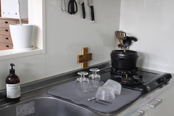 キッチンが狭くても大丈夫！置き場所を取らない「水切りディッシュマット」[PR]