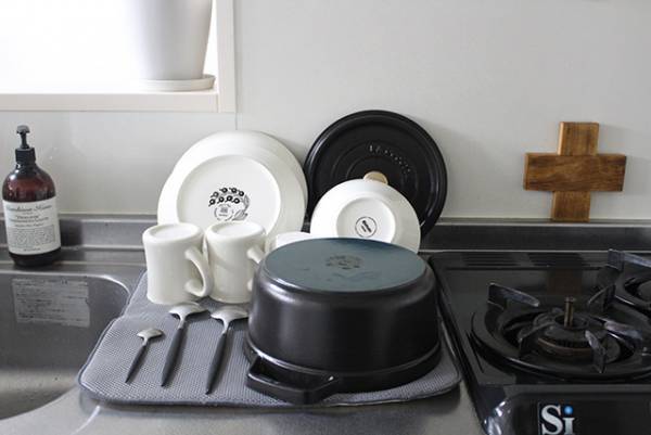 キッチンが狭くても大丈夫！置き場所を取らない「水切りディッシュマット」[PR]