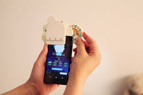 寝室がミニシアターに!? 子どもも釘付けになる、絵本読み聞かせアイテム