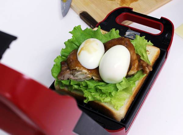 具だくさんでも溢れず焼ける！ 厚焼き「ホットサンドメーカー」