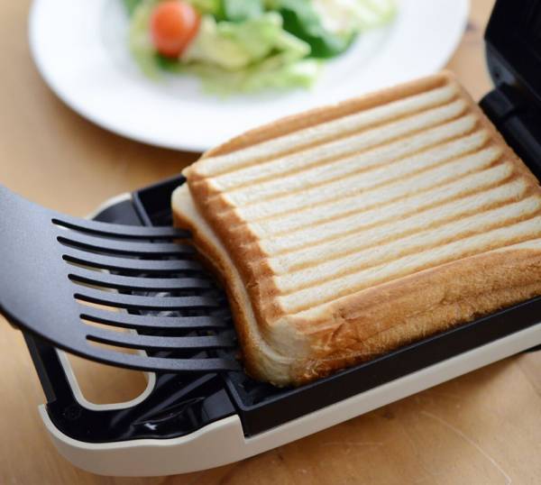 具だくさんでも溢れず焼ける！ 厚焼き「ホットサンドメーカー」