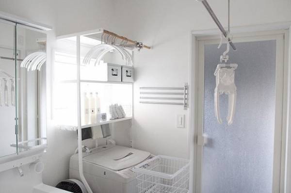 インスタグラマーcafe_closet02さん流「伸縮できるアルミハンガー」を使った時短洗濯術[PR]