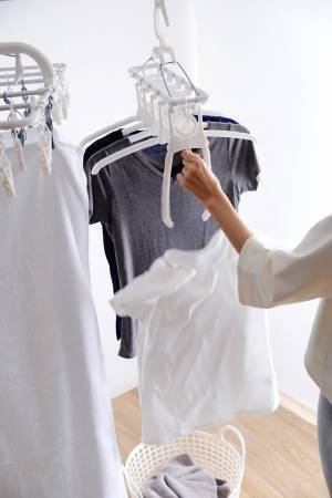 インスタグラマーcafe_closet02さん流「伸縮できるアルミハンガー」を使った時短洗濯術[PR]