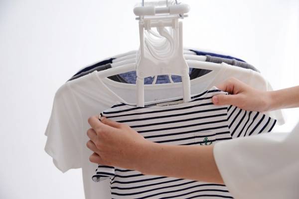 インスタグラマーcafe_closet02さん流「伸縮できるアルミハンガー」を使った時短洗濯術[PR]