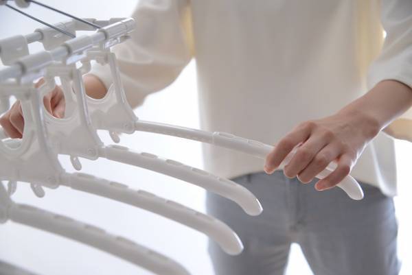 インスタグラマーcafe_closet02さん流「伸縮できるアルミハンガー」を使った時短洗濯術[PR]