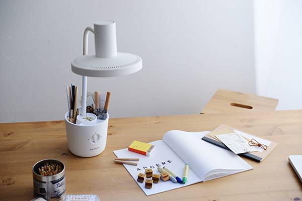 【入学祝いにBALMUDAのライト】色を見る力を育て、子どもの目を守る