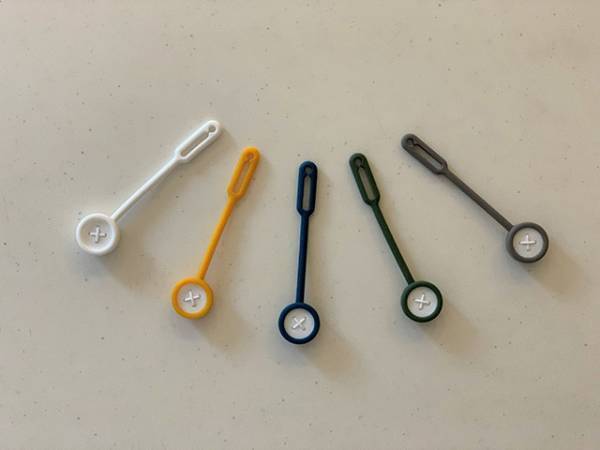 使い終わったらピタッ！自由な収納スペースをつくるボタンスリング。[PR]