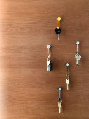 使い終わったらピタッ！自由な収納スペースをつくるボタンスリング。[PR]