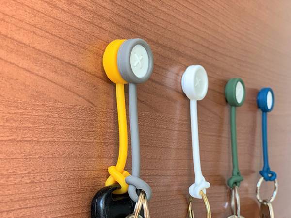 使い終わったらピタッ！自由な収納スペースをつくるボタンスリング。[PR]