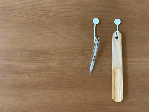 使い終わったらピタッ！自由な収納スペースをつくるボタンスリング。[PR]