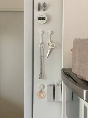 使い終わったらピタッ！自由な収納スペースをつくるボタンスリング。[PR]