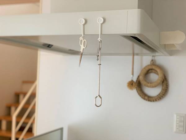 使い終わったらピタッ！自由な収納スペースをつくるボタンスリング。[PR]