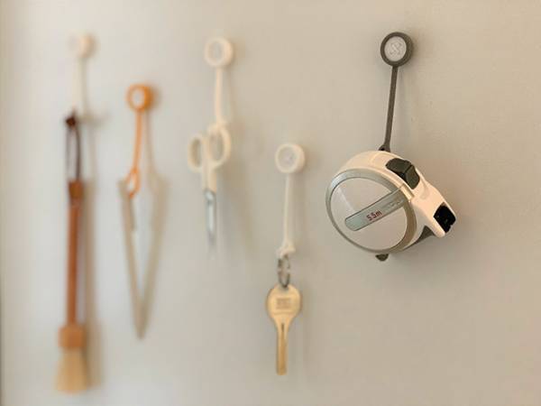 使い終わったらピタッ！自由な収納スペースをつくるボタンスリング。[PR]