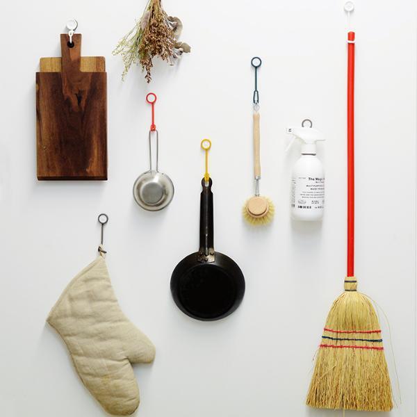 使い終わったらピタッ！自由な収納スペースをつくるボタンスリング。[PR]