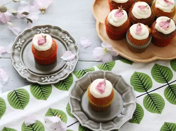 【今月のスイーツ】HMで作る桜のミニカップケーキ
