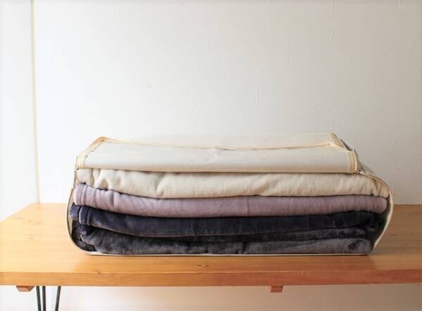 【冬寝具の衣替え】家族分の毛布がスッポリ！収納グッズ見つけました。<div class=