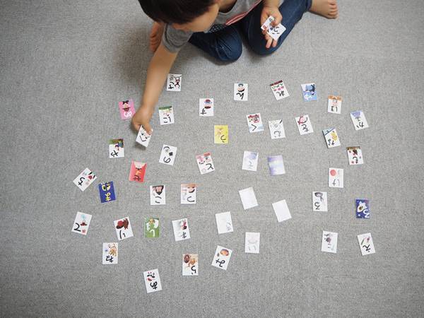 リビングにも子ども部屋にも。インテリア感覚で飾れる「あいうえおタペストリー」[PR]