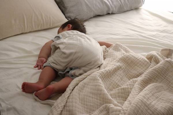 あらためて実感！季節の変わり目にベビーを守る「スリーパー」[PR]