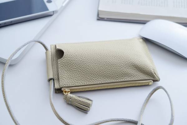 「スマホポーチショルダー」実際どう使ってるの？アンジェスタッフに聞いてみました[PR]