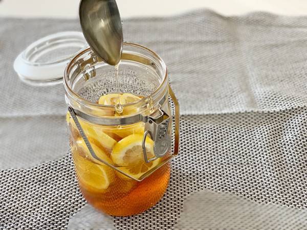 ジメジメした季節に飲みたくなる！　自家製「レモンシロップ漬け」の作り方