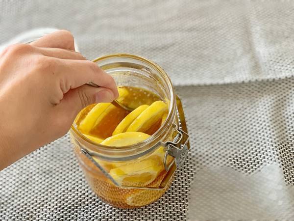 ジメジメした季節に飲みたくなる！　自家製「レモンシロップ漬け」の作り方